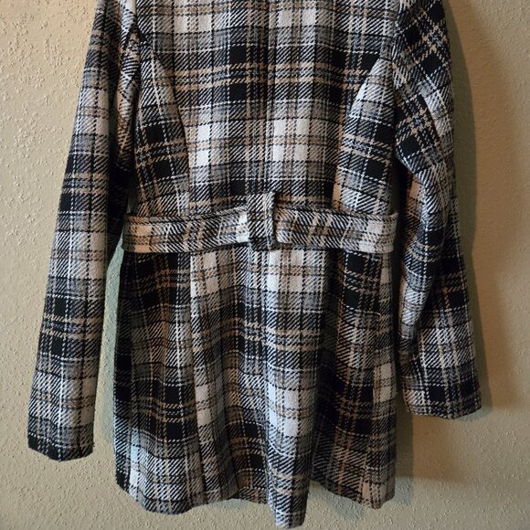 This is a fantastic vintage style coat of beige textured fabric. - Picture 5 of 8